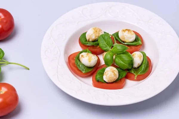 White Plate Classic Italian Caprese Salad Ripe Tomatoes Fresh Basil — Stock Photo, Image