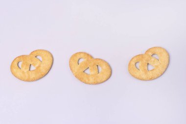 Mavi Arkaplan Üstü Görünümlü Tatlı Küçük Simit