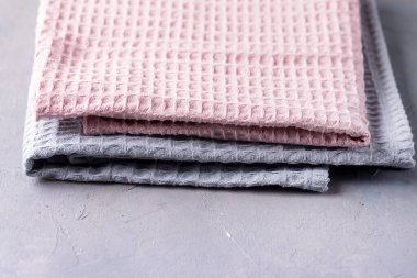 Gri Arkaplanda Pembe ve Gri Havlular Yatay Kopyalama Boşluğu