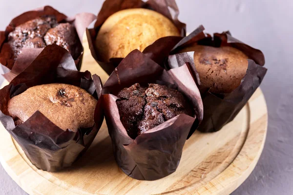 Gustosi Muffin Cioccolato Decorati Con Bacche Sul Vecchio Vassoio Legno — Foto Stock