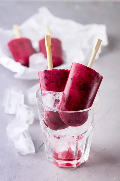 Caseiro Bagas Ice Pops Saboroso Saudável Ice Cream Cinza Fundo — Fotografia de Stock