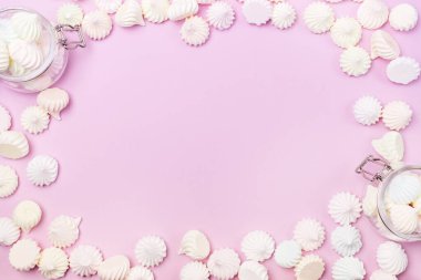 Küçük Meringue ve Flass Jars Pembe Arkaplanda Küçük Meringue Düz Arkaplan Üst Görünüm Kopyalama Boşluğu