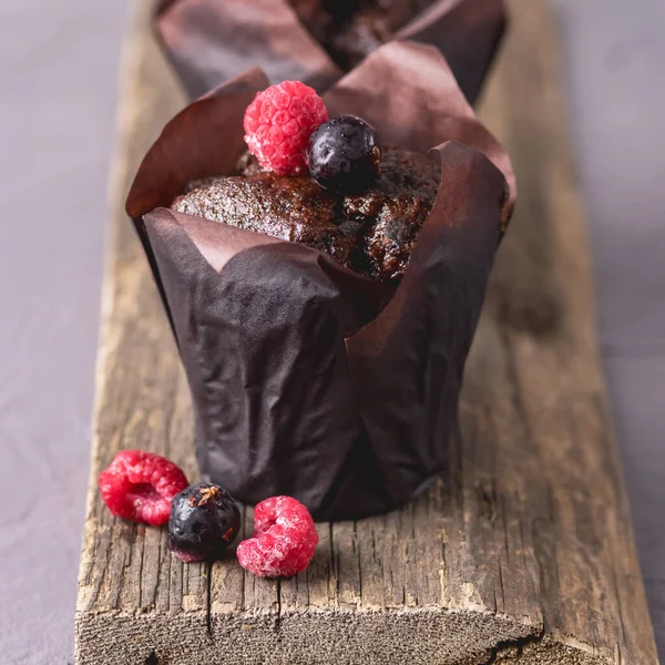 Gustoso Muffin Cioccolato Decorato Con Bacche Sfondo Grigio Dessert Caffè — Foto Stock