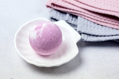 SPA Pembe Kabuk Pembesi ve Gri Havlular Güzellik Konseptinde Pembe Tabakta Pembe Banyo Bombası