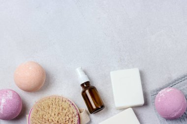 SPA Pembe Hayat Pembesi ve Açık Turuncu Banyo Bombaları Açık Gri Arkaplan Yıkama Fırçası Gri Havlu Kaplama Kaplama Üst Görünüm Düz Yatma Konsepti