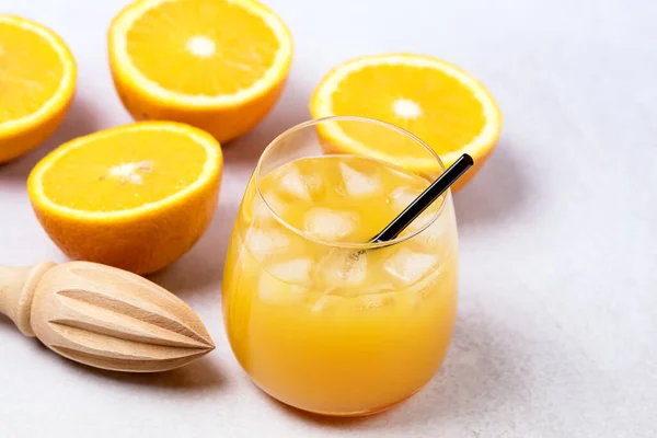 Suco Laranja Saboroso Refrescante Vidro Com Palhas Pretas Fundo Cinza — Fotografia de Stock