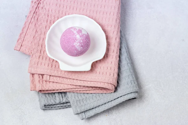 Kabuk Pembesi ve Gri Havluların Güzellik Konsepti Beyaz Tabak Pembesi Üzerinde SPA Pembe Banyo Bombası