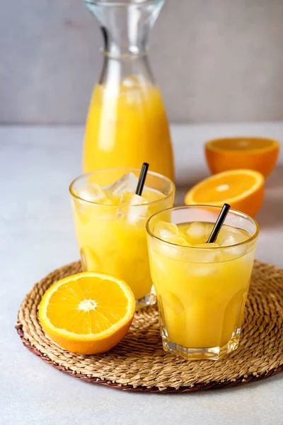 Вкусный Освежающий Апельсиновый Сок Стекле Черными Соломинками Светло Сером Фоне — стоковое фото