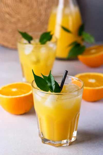 Вкусный Освежающий Апельсиновый Сок Стекле Черными Соломками Светло Сером Фоне — стоковое фото
