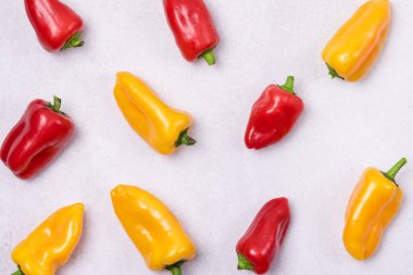 Sarı ve Kırmızı Çan Biberi Arka plan Üst Görünüm Düz Yatay