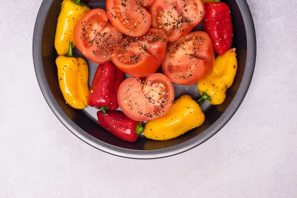 Big Black Plate Vegetables Plate Ripe Peppers Tomatoes Spices Ready — Stock Photo, Image