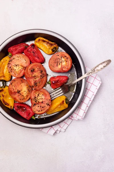 Tallrik Med Grillade Grönsaker Ljus Bakgrund Bakade Tomater Och Paprika — Stockfoto