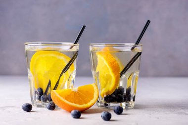 Taze organik böğürtlenler ve Citrus Detox Sağlıklı İçecekle Doldurulmuş Taze Su