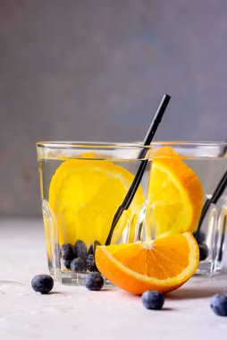 Taze organik böğürtlenlerle ve Citrus Detox Sağlıklı İçecekle Doldurulmuş Taze Su Dikey Yakın