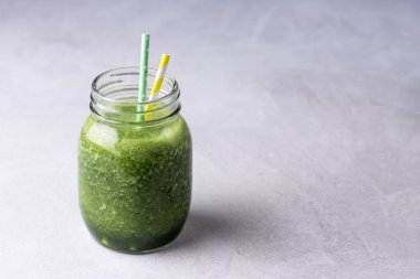 Sağlıklı Yeşil Smoothie Detox 'un Cam Kavanozu Wirh Yeşil Elma Kerevizi ve Çiğ Ispanak Diyet Diyet İçeceği Boşluğu Kopyalama Boşluğu