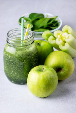 Sağlıklı Yeşil Smoothie Detox 'un Cam Kavanozu Wirh Yeşil Elma Kerevizi ve Çiğ Ispanak Diyet İçeceği Dikey