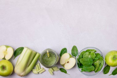 Glass Jar of Health Green Smoothie Detox Wirh Green Apple Kereviz ve Çiğ Ispanak Diyet İçeceği