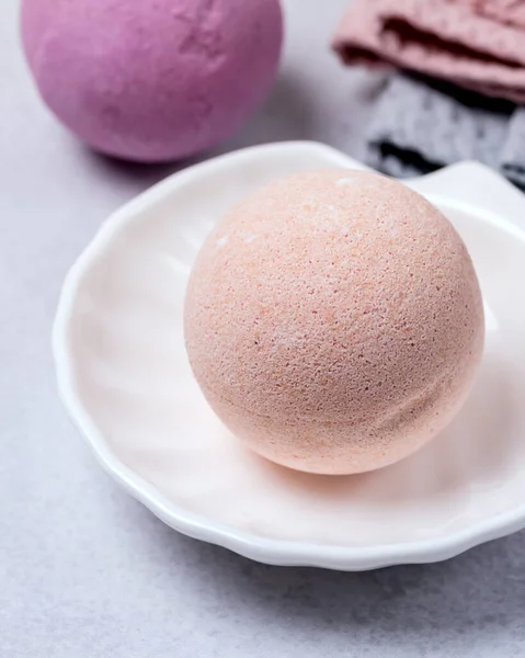 SPA Pembe Kabuk Pembesi ve Gri Havlular Güzellik Konseptinde Pembe Tabakta Pembe Banyo Bombası