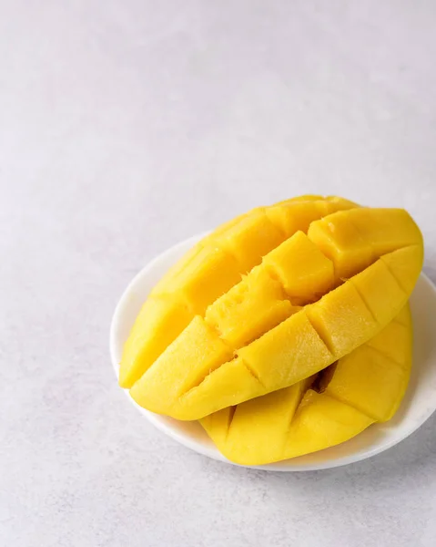 Mangue Jaune Mûre Savoureuse Sur Assiette Blanche Fruits Tropicaux Verticaux — Photo
