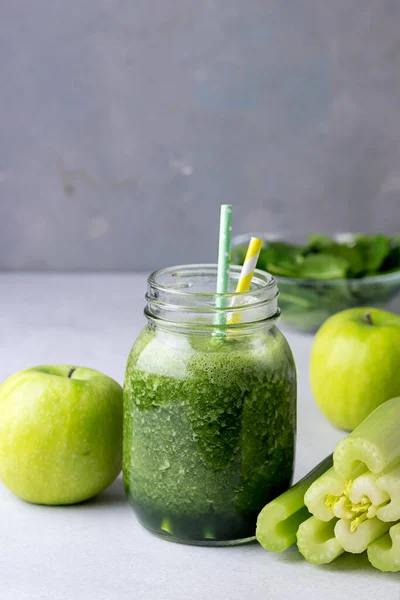 Skleněná Sklenice Zdravého Zeleného Smoothie Detox Nápoj Zeleným Jablečným Celerem — Stock fotografie