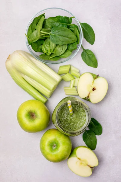 健康绿滑排毒玻璃瓶 饮用绿苹果芹菜和生菠菜健怡饮料垂直顶视图 — 图库照片