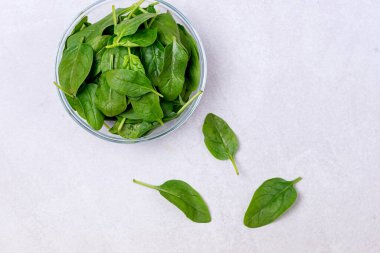 Açık Gri arkaplandaki Ispanak Kasesinde Olgun Ispanak Üst Görünümü Bırakır Yatay Kopyalama Boşluğu