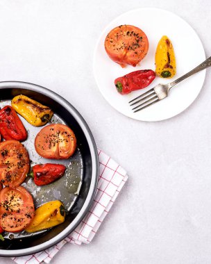 Çok güzel kızarmış Kırmızı ve Sarı Çan Biberleri ve Siyah Tabak Dikey Izgara Sebzelerde Domates