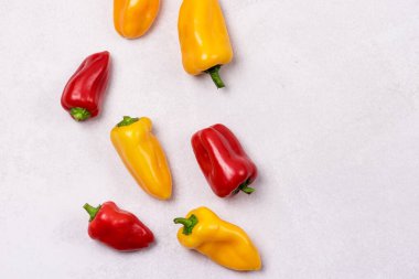 Gri Arkaplanda Renkli Çan Biberleri Seti Yatay Kopyalama Boşluğu