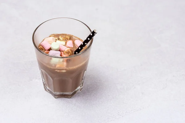Glas Leckere Schokoladenmilch Mit Buntem Marshmallow Und Stroh Hellgrau Hintergrund — Stockfoto