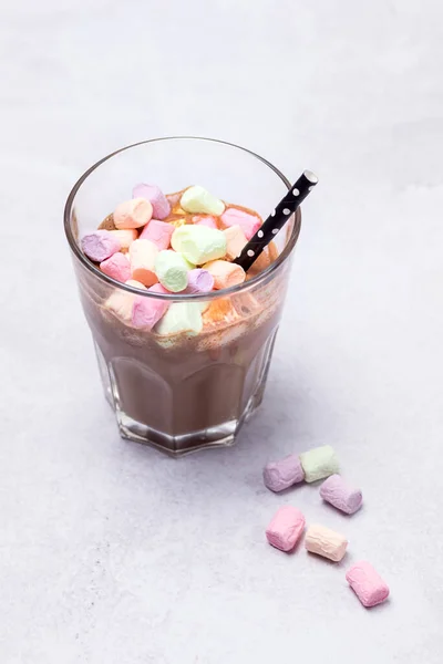 Glas Leckere Schokoladenmilch Mit Buntem Eibisch Und Stroh Vertikal — Stockfoto