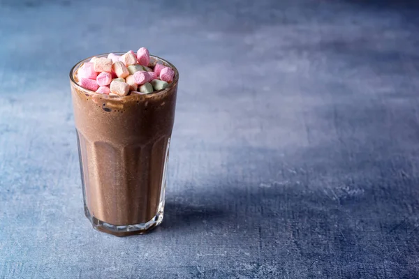 Glas Leckerer Schokoladenmilchshake Mit Marshmallow Auf Blauem Hintergrund Tasty Cocoa — Stockfoto