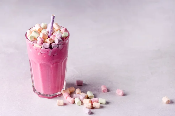 Glas Van Lekkere Fruit Smoothies Milk Shake Versierd Met Marshmallow — Stockfoto
