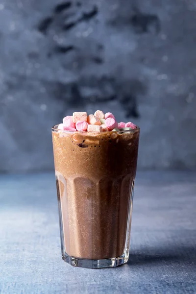 Glas Leckerer Schokoladenmilchshake Mit Marshmallow Auf Blauem Hintergrund Tasty Cocoa — Stockfoto