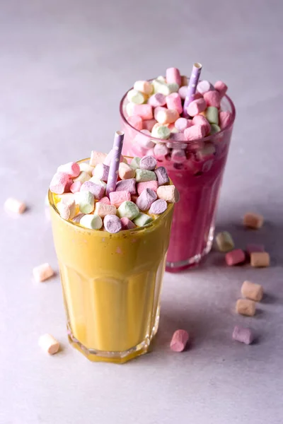 Lezzetli Meyve Smoothie bardakları veya Marshmallow Dikey Şekerleme ile süslenmiş Milk Shake