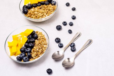 Bir kase Muesl ve Yoğurt Berry ve Mango Sağlıklı Kahvaltı Yatay Besin