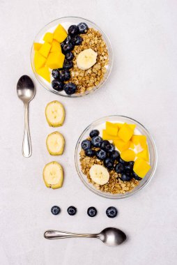 Bir kase Muesl ve Yoğurt Berry ve Mango Sağlıklı Kahvaltı Diyet Yemeği Düz Yatar