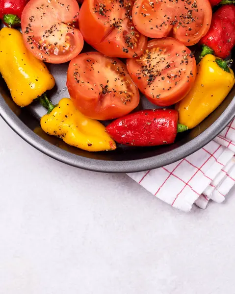 Rostad Paprika Och Tomater Svart Tallrik Grillade Grönsaker Tallriken Ovanifrån — Stockfoto