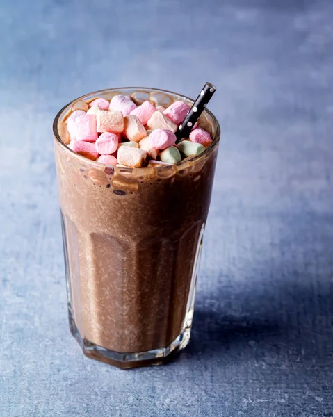 Glas Leckerer Schokoladenmilchshake Mit Marshmallow Auf Blauem Hintergrund Tasty Cocoa — Stockfoto