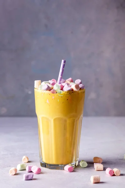 Marshmallow Yatay Kopyalama Boşluğu ile süslenmiş Lezzetli Meyve Smoothie veya Milk Shake