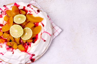 Pavlova Kremalı Kek Şeftali Böğürtlenli Reçel ve Limon Lezzetli Ev Yapımı Tatlı Üst Görünüm Boşluğu