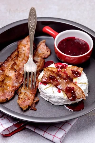 Roasted Baked Camambert Brie Cheese Baked Bacon Served Cranberries Jam — Stock Photo, Image