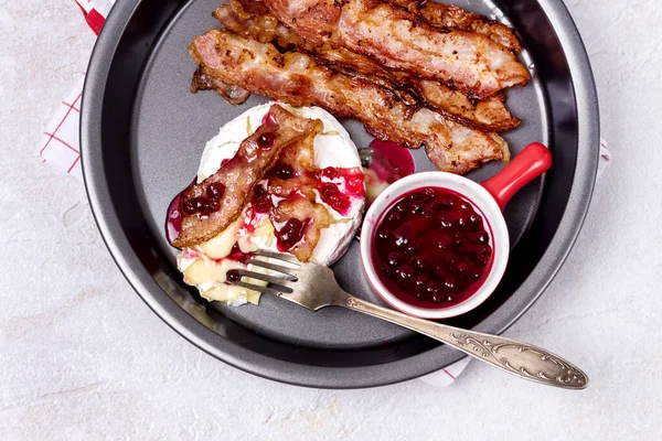 Roasted Baked Camambert Brie Cheese Baked Bacon Served Cranberries Jam — Stock Photo, Image
