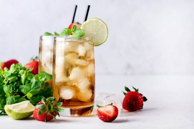 Olgun kireç ve Çilek Sıhhatli Sembolik İçecekle süslenmiş Açık Gri Arkaplanda Soğuk Citrus ve Çilek Buzlu Çay Fotokopi