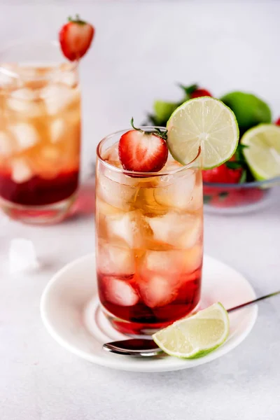 Gläser Erdbeeren Und Limetten Eistee Erfrischend Gesundes Sommergetränk Hellgrauer Hintergrund — Stockfoto