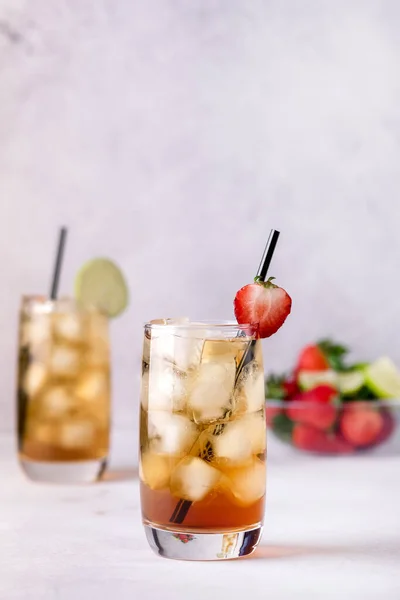 감칠맛 음료로 장식된 콜드치러스와 스트로베리 아이스 Strawberry Ice Tea — 스톡 사진
