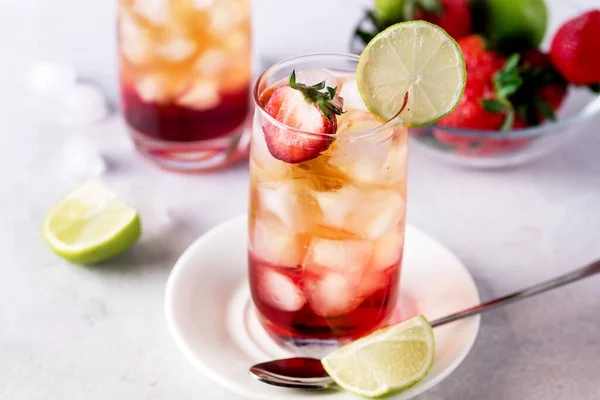 Szklanki Truskawek Limonki Ice Tea Orzeźwiający Zdrowy Letni Napój Jasnoszary — Zdjęcie stockowe