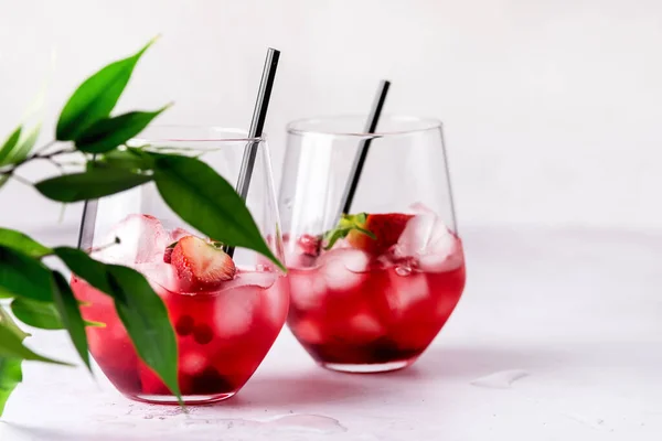 Bril Van Lekkere Cranberry Cocktail Met Ijsblokjes Licht Grijze Achtergrond — Stockfoto