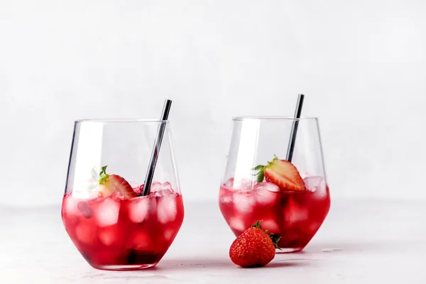 Gläser Leckerer Cranberry Cocktail Mit Eiswürfeln Auf Hellgrauem Hintergrund — Stockfoto
