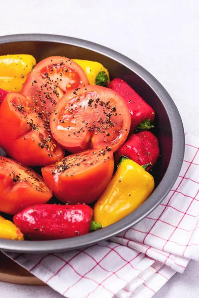 Mogna Tomater Och Paprika Redo Att Baka Grönsaker Svart Tallrik — Stockfoto