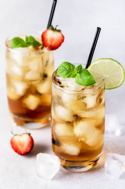 Limon dilimi ve Çilekli Buzlu Çay ile süslenmiş Soğuk Citrus ve Çilek.
